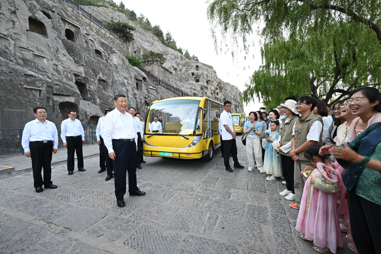 5月19日，習(xí)近平在洛陽(yáng)龍門石窟考察時(shí)，同游客親切交流。